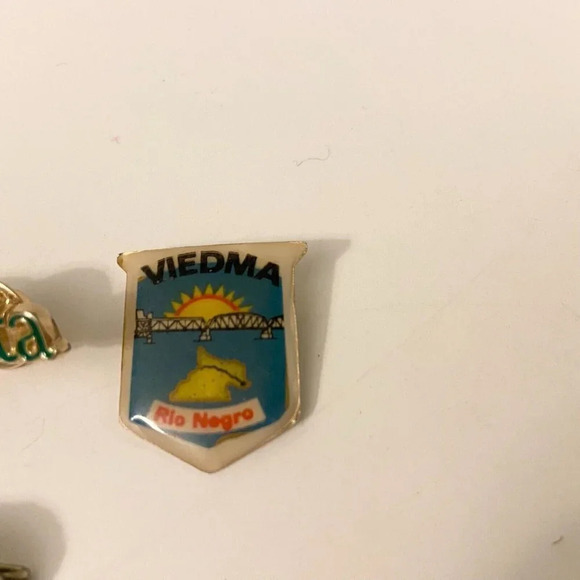 Vintage Lot of 6 Assorted Pins Venezuela Rio Negro Sevilla Ville de Baie Comeau - Picture 14 of 16
